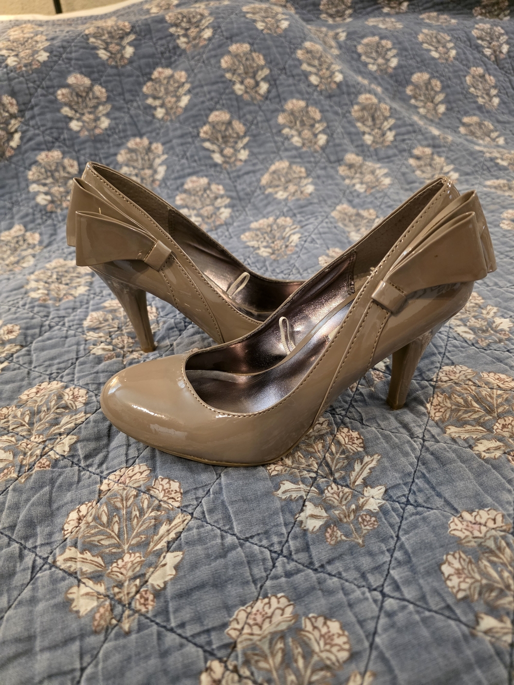 Steve Madden Taupe Patent Bow Accent Pumps
